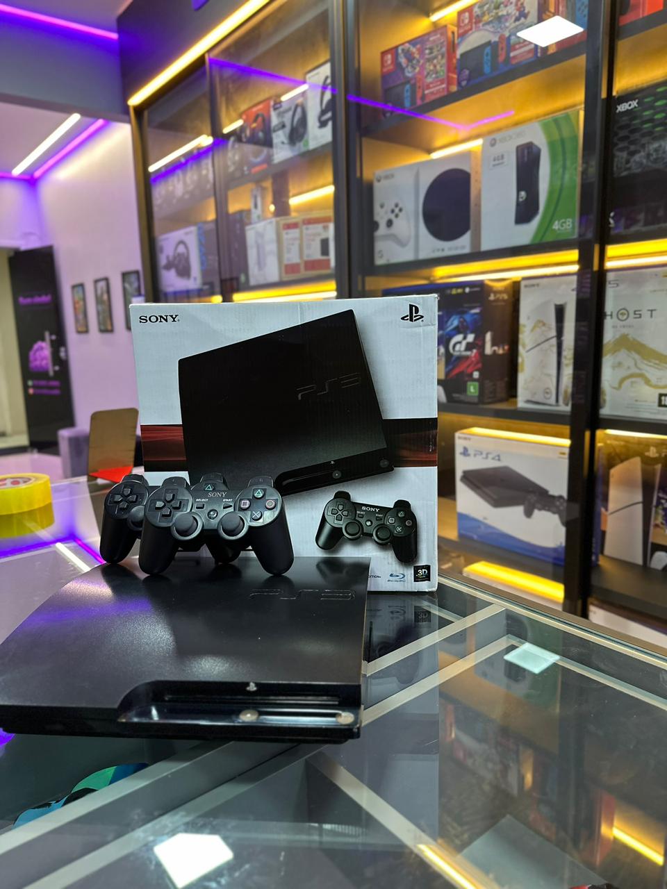 Playstation 3 semi novo desbloqueado 500gb + 2 controles + 40 jogos na memoria