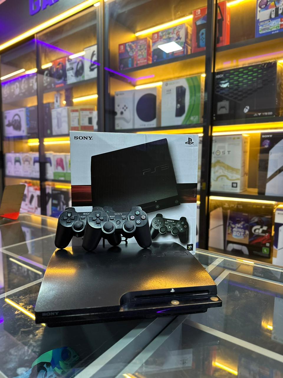 Playstation 3 semi novo desbloqueado 500gb + 2 controles + 40 jogos na memoria